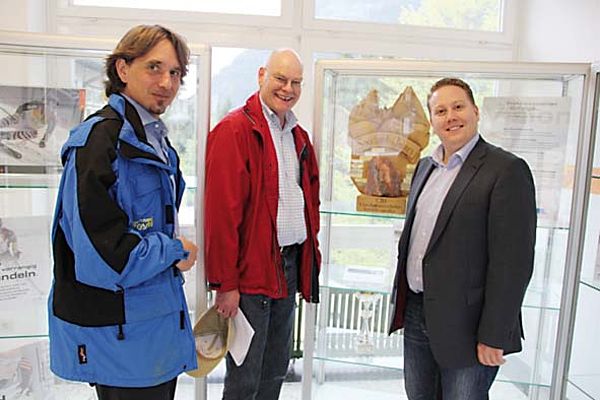Foto von Fachoberschulleiter Roland Schober, Sozialpädagoge Edwin Bischoff und Wenatex-Geschäftsführer Michael Wernicke